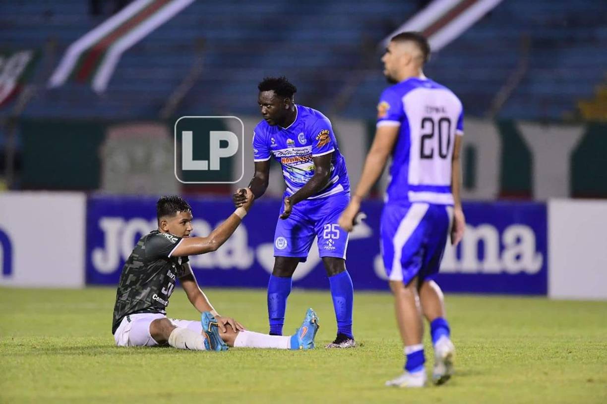 Wilmer Crisanto ayudando a jugador del Marathón a levantarse al final del partido.