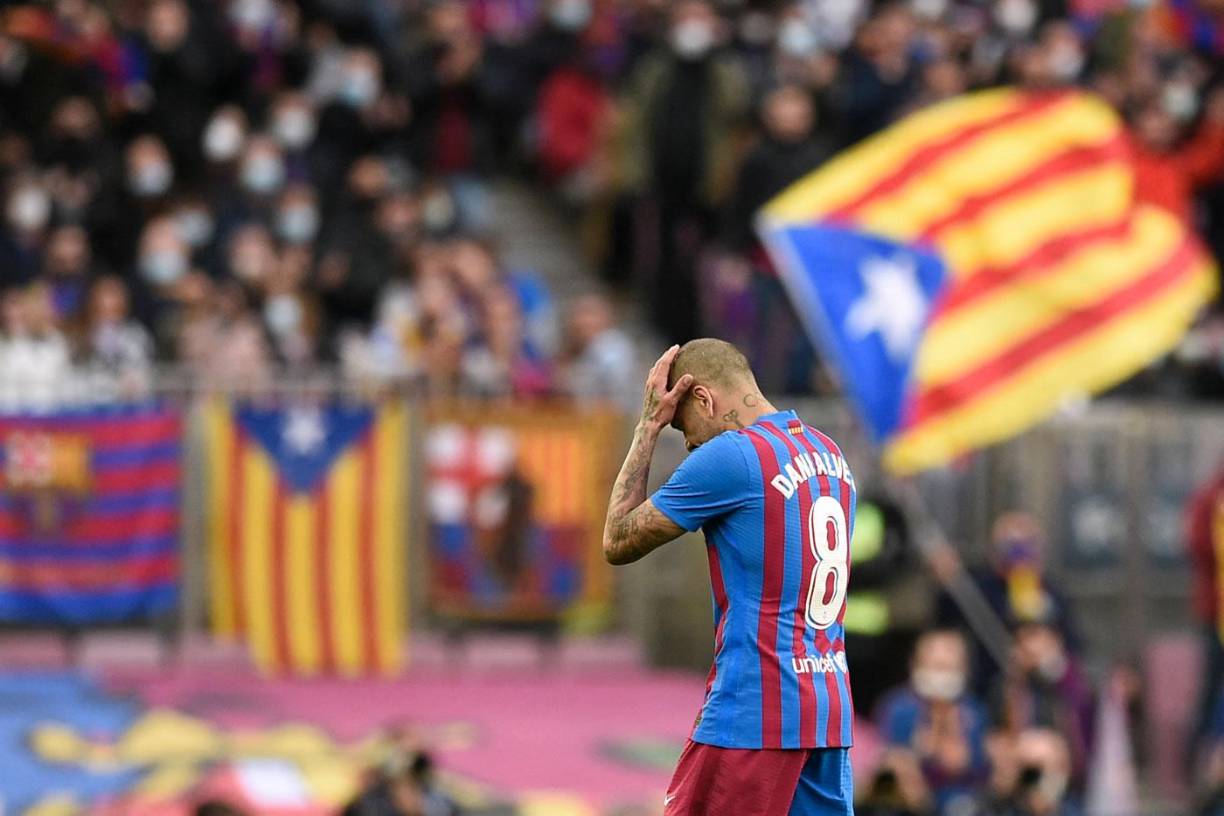 Dani Alves se lamenta al salir expulsado del partido.