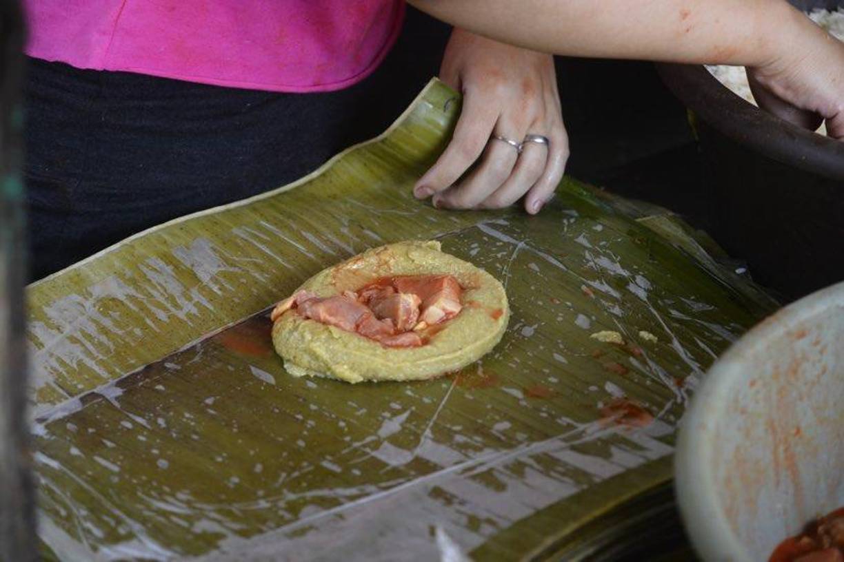 En el establecimiento de Cesia se venden tres tipos de tamales: el normal que va acompañado de carne y arroz. El especial que además de los ingredientes anteriores lleva chicharros, aceitunas, pasas y arroz. El tamal pisque lleva frijoles y chipilín. Para pedidos puede llamar al número 8806-8494.
