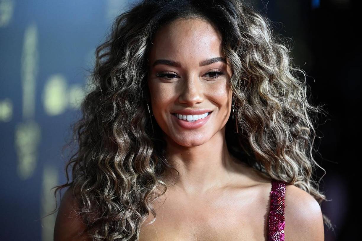 La guapa modelo Jordan Ozuna, pareja de Karim Benzema, robó miradas en la alfombra roja.