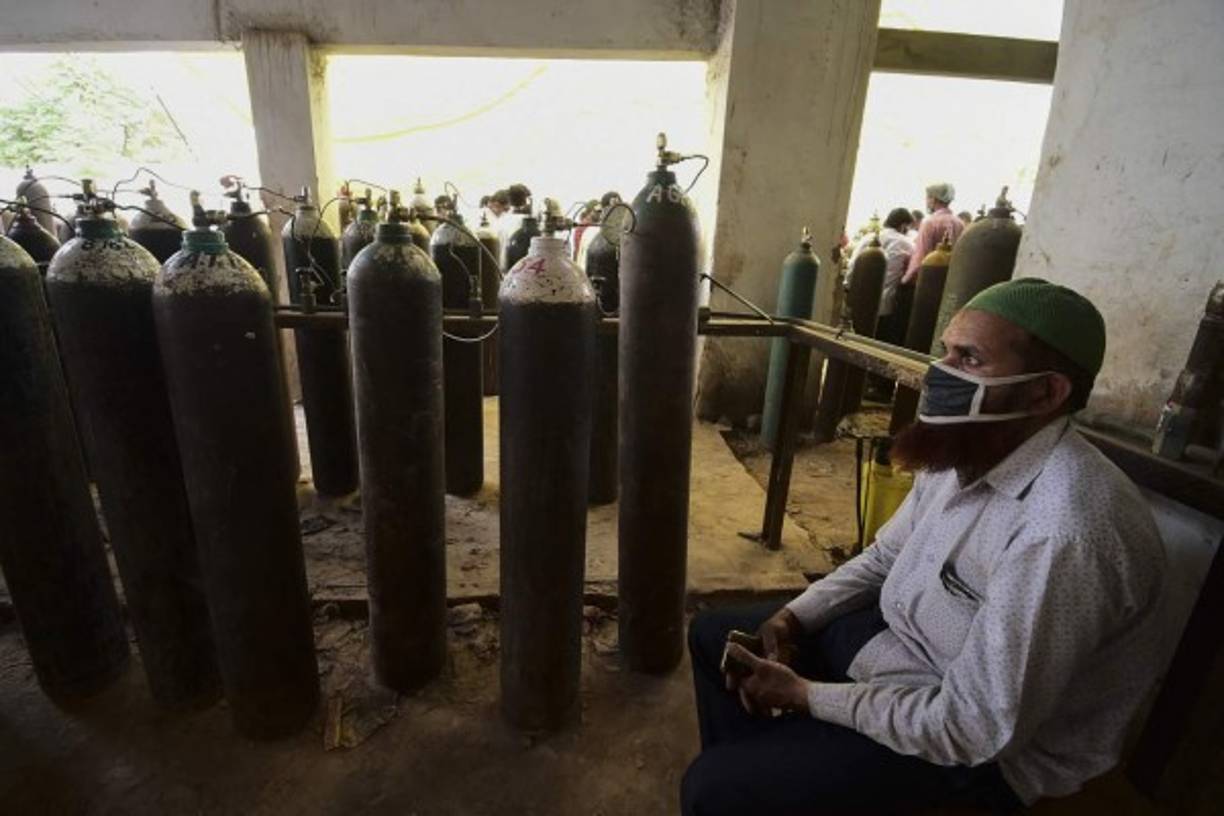 India enfrenta un aumento serio de contagios, con los hospitales en punto crítico, por lo que el gobierno ha tenido que reimponer restricciones, incluido un confinamiento de una semana en su capital, Nueva Delhi, en la que viven 20 millones de personas.