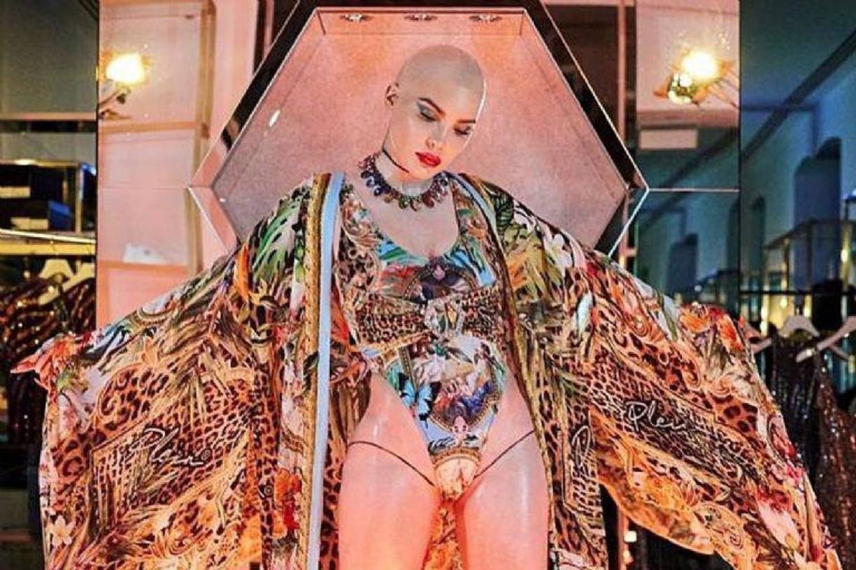 Sus fotografías sin cabello no son más que una buena caracterización y maquillaje, algo que la artista española siempre quiso hacer en uno de sus videos, que suelen ser muy particulares.