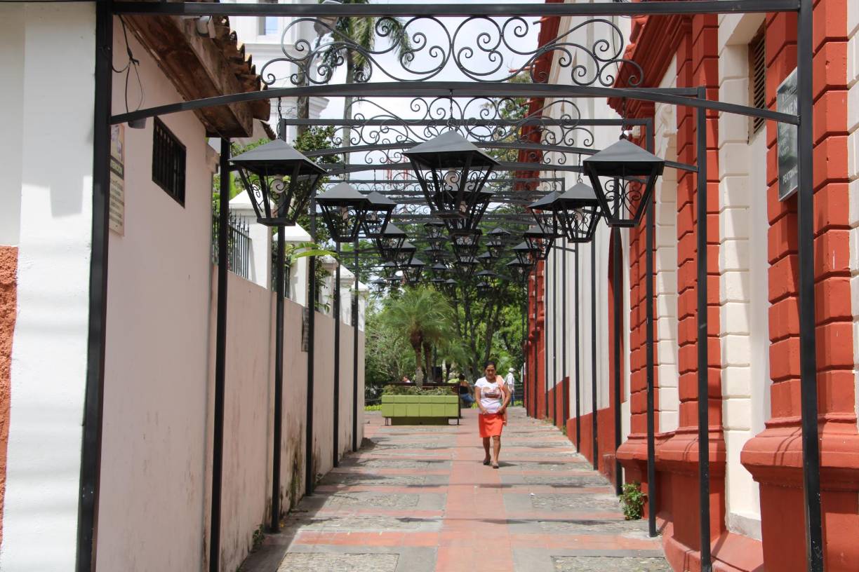 Estos esfuerzos de conservación no solo protegen el patrimonio arquitectónico de Santa Rosa de Copán, sino que también preservan la historia viva de la ciudad para las generaciones futuras.