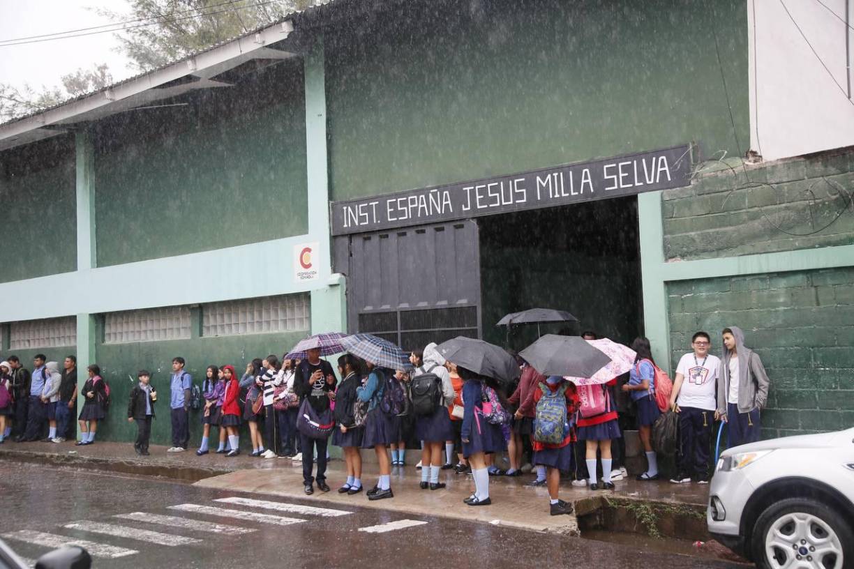 La tía y la abuela de Richard Daniel Ávila Nieto, fueron las primeras en llegar al sitio donde quedó tendido el cuerpo del estudiante del Instituto Jesús Milla Selva, minutos después llegó su madre, quien, en medio de desgarradores gritos, lamentaba la pérdida de su hijo de tan solo 14 años.