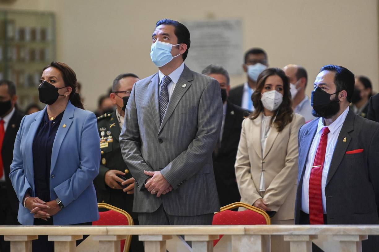 “Este año en la que comienza una nueva etapa de la historia de Honduras, le pedimos con las palabras del papa Francisco: ruego al Señor que nos regale más políticos a quienes les duela de verdad de la sociedad, el pueblo, la vida de los pobres”, añadió.