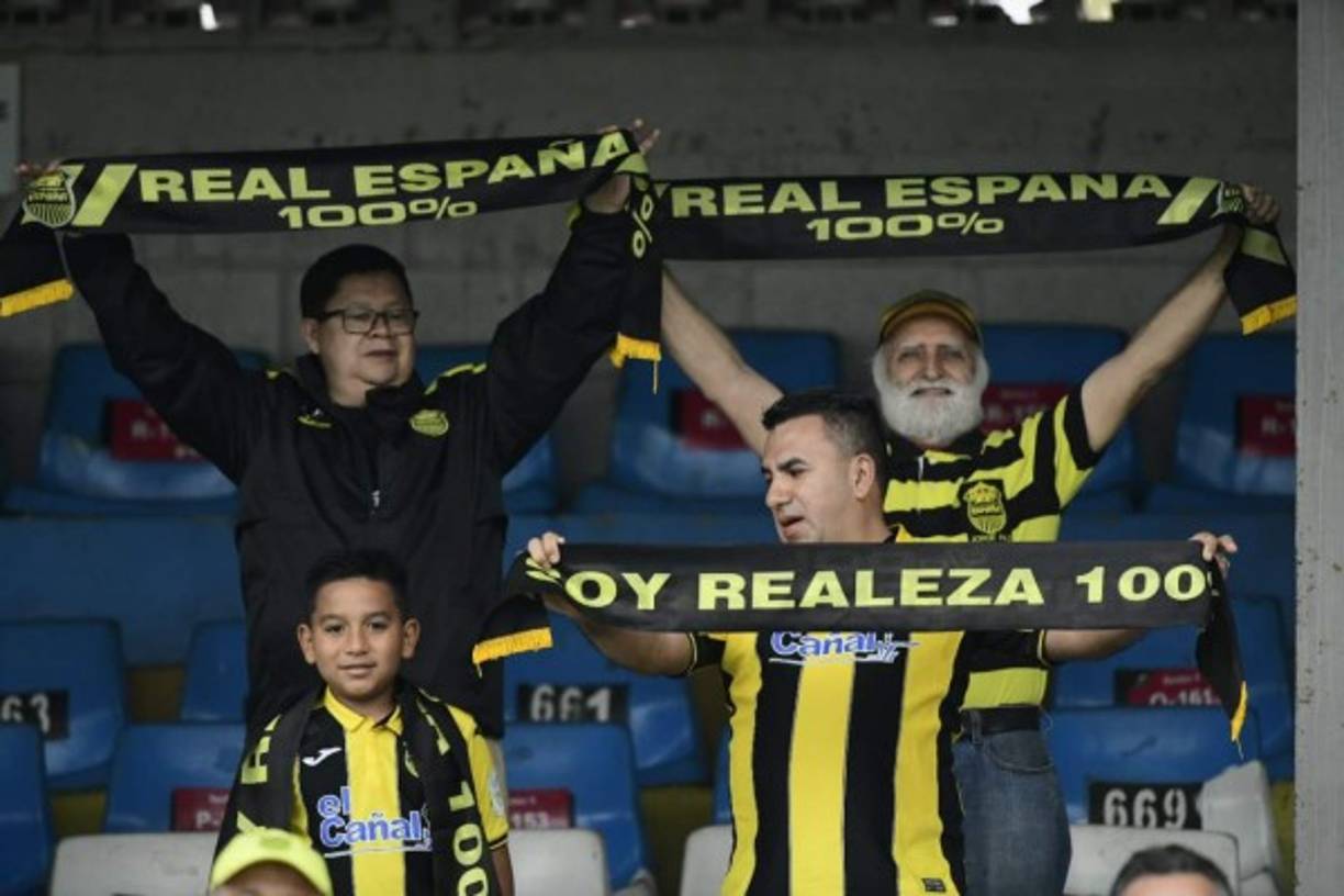El Real España regaló bufandas a los primeros 300 aficionados que llegaron al estadio Morazán.