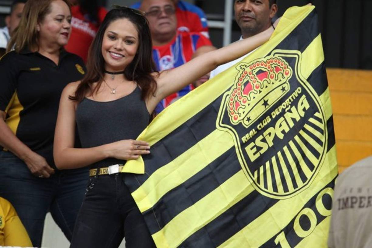 Sirey Morán, la sexy Miss Honduras, es aficionada del Real España y apoyó al equipo ante Olimpia en el estadio Nacional.