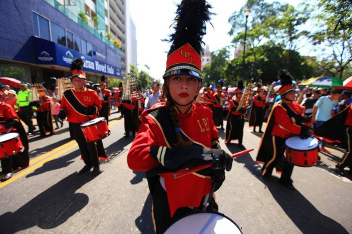 La banda de guerra del Instituto Patria de La Lima emocionó a los sampedranos.