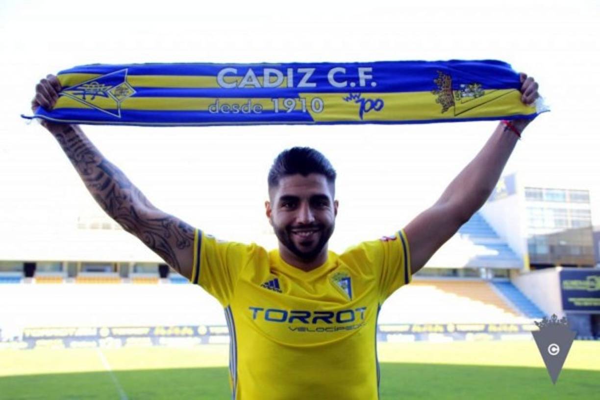 Jonathan Mejía cambia de equipo en España. El delantero hispano-hondureño refuerza el ataque del Cádiz de cara a la segunda vuelta del campeonato. El jugador regresa al equipo amarillo, pues ya estuvo en la temporada 15-16, cedido por el Córdoba CF con opción a compra. Fue presentado este viernes a los medios de comunicación.