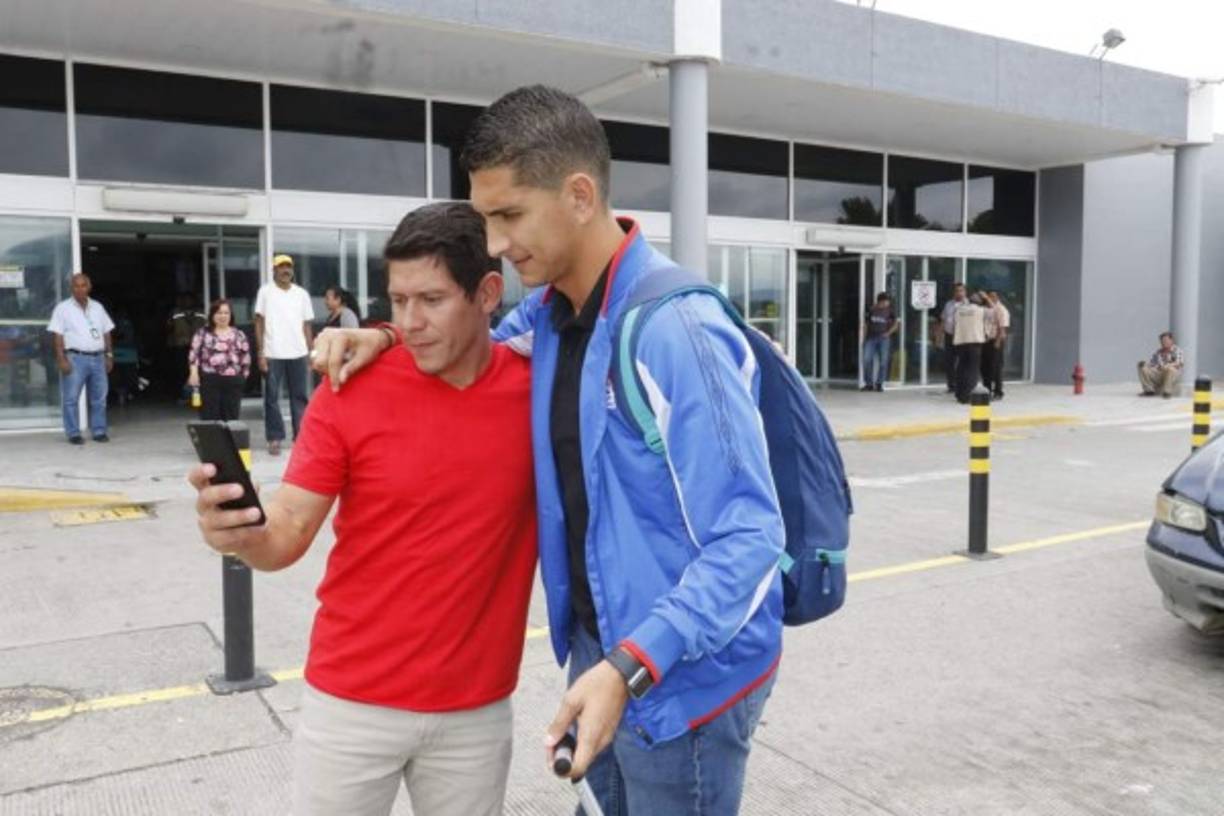 Johnny Leverón, el hombre que marcó el penal decisivo ante Seattle, fue felicitado por los aficionados.