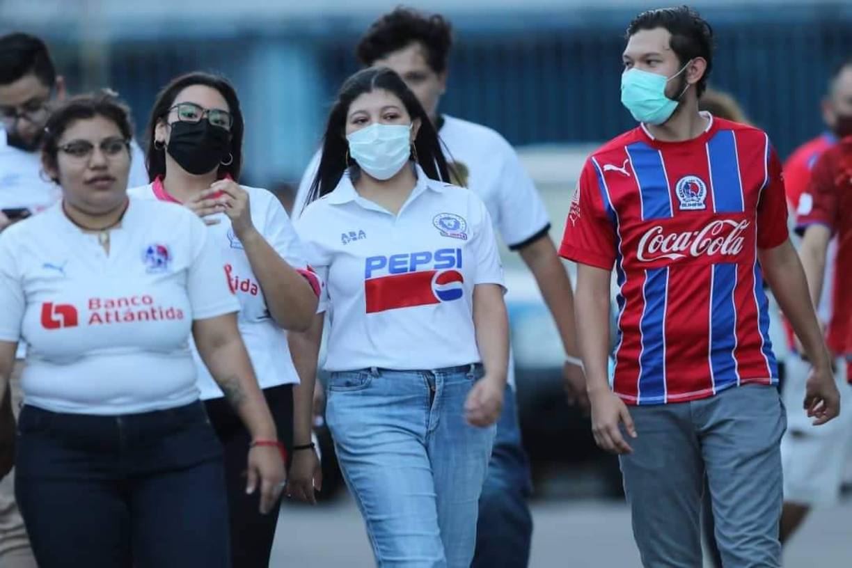 Bellas chicas y la Ultra Fiel: el ambientazo en la semifinal de vuelta Olimpia-Motagua en el Nacional