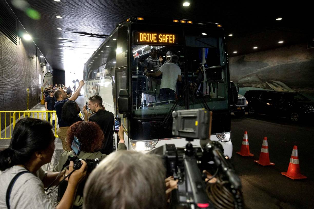 No dan abasto. No hay suficiente ropa, comida o tarjetas de Metro. No tienen los abogados necesarios para llevar sus casos ni las personas para ayudarlos con empleo o entrenamiento para trabajar en la construcción. Meses después de que empezaran a llegar miles de migrantes a Nueva York en autobuses enviados por los estados de Texas y Arizona, grupos locales de activistas y voluntarios dijeron que su capacidad para ayudar a los recién llegados está al límite y que necesitan asistencia del Gobierno de Joe Biden.