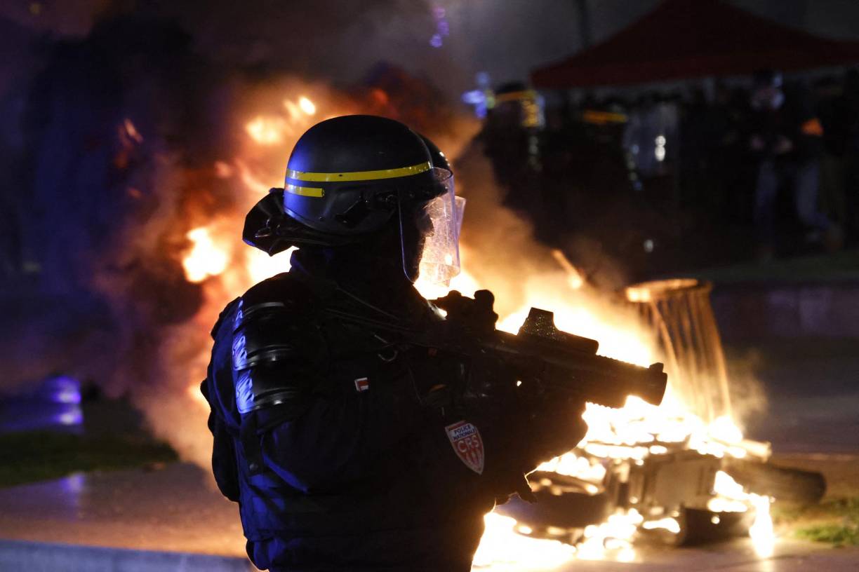Las fuerzas de seguridad se encuentran no obstante en el punto de mira por los cientos de detenciones practicadas desde el jueves, que en la gran mayoría de los casos se saldan con una liberación sin cargos, y por los métodos usados para controlar las <b>protestas</b>.