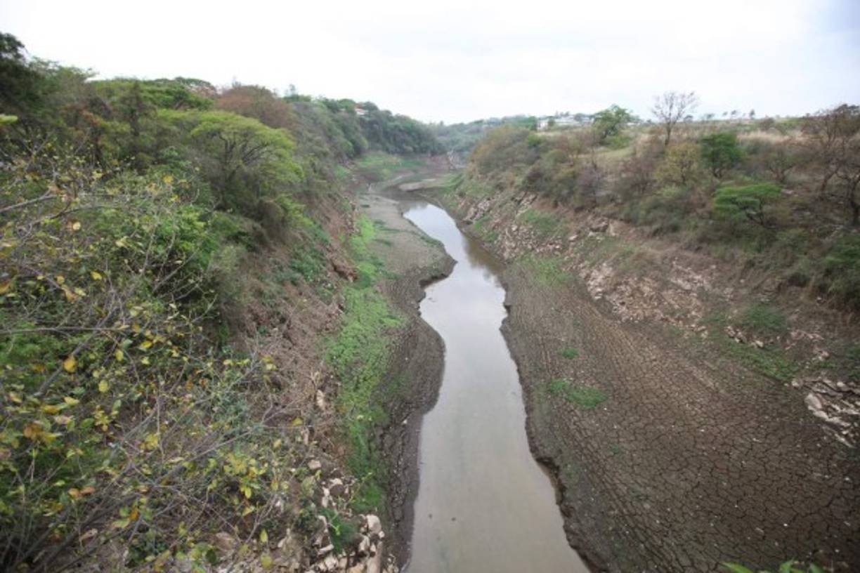 Roberto Zablah anunció que continuarán los racionamientos y recomendó a la población adoptar prácticas para no desperdiciar y usar adecuadamente el vital líquido.<br/>