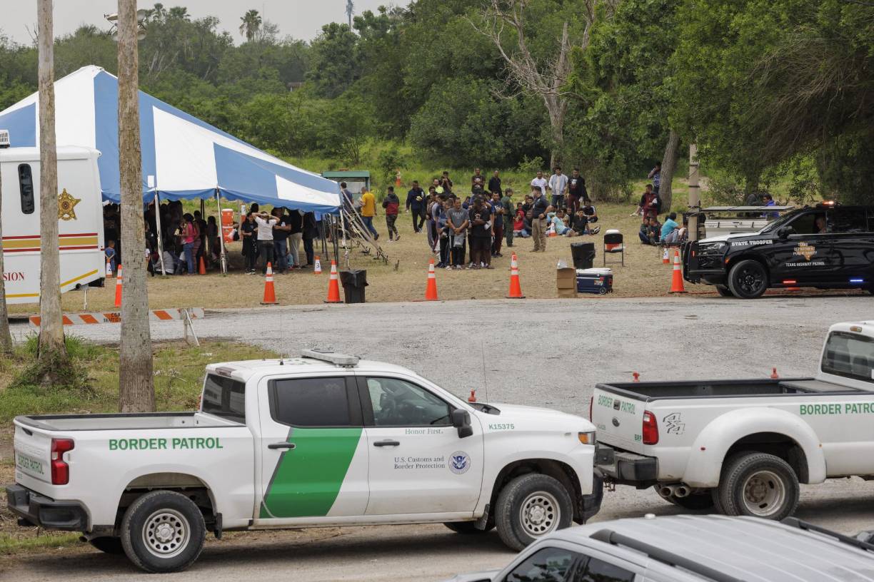 Por ahora cientos de personas son traídas en buses diariamente a Brownsville, luego de haberse entregado días antes a la patrulla fronteriza, que las retuvo y procesó en un centro de detención.