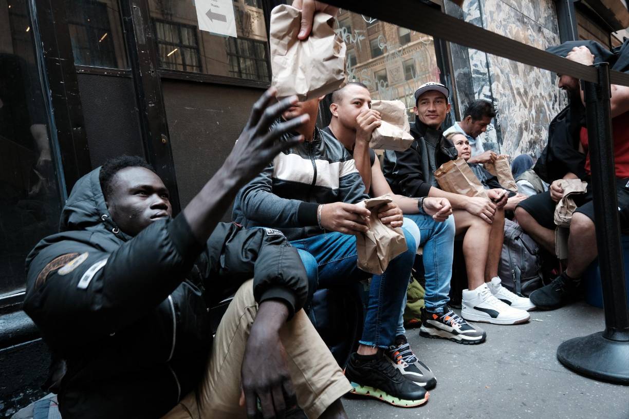 Sus críticos le acusan de violar las leyes sobre el derecho a la vivienda, que obligan a la ciudad a proporcionar una cama a quien la necesite. 