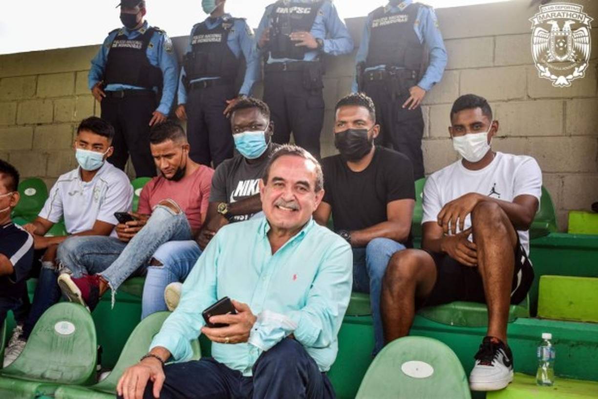 Arturo Bendaña, vicepresidente de Marathón, estuvo en el Yankel y atras de él aparecen Luis Ortiz, Reinieri Mayorquín, Wilmer Crisanto, Luis Garrido y el hijo de Emilio Izaguirre.