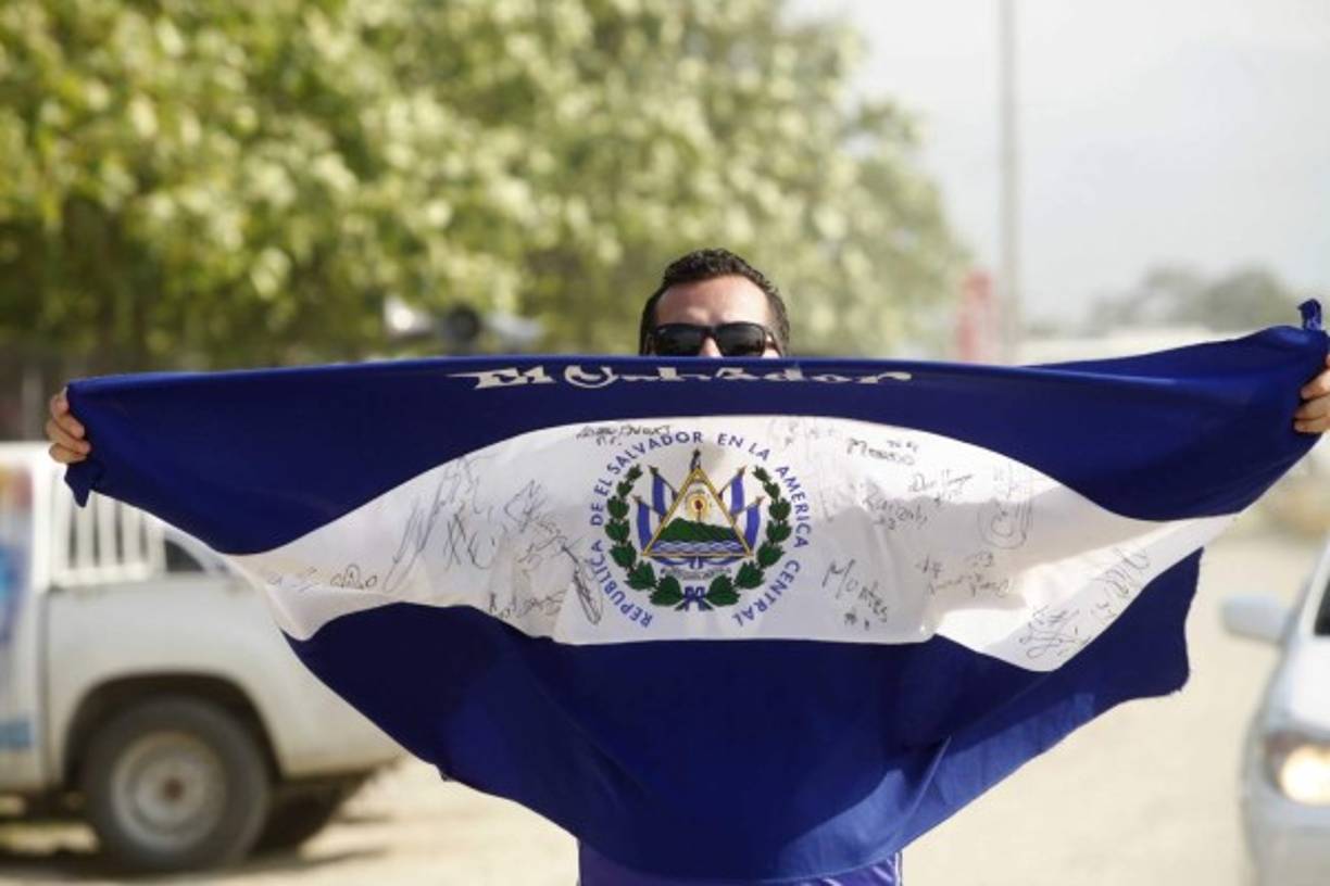 Los salvadoreños no se quedaron atrás y llegaron hasta el estadio para apoyar a su Selecta.