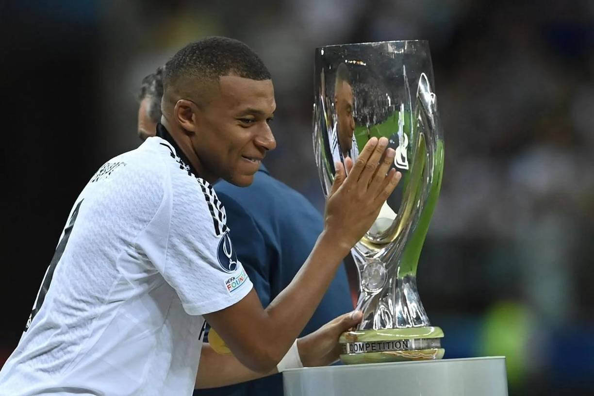 A Mbappé le costó estrenarse en la Liga Española y ya firmó sus primeros dos goles con el Real Madrid. La campaña anterior fue el goleador del PSG en la Ligue 1. Sin duda marcará una época con los merengues, ya ganó su primer título, el de la Supercopa de Europa, en la que marcó un tanto.