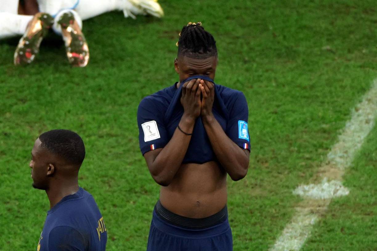 Eduardo Camavinga se llevó las manos al rostro tras la derrota de Francia en la final del Mundial de Qatar 2022.