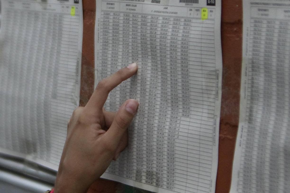 Un total de 39,002,239 colombianos están habilitados para votar en 102,152 mesas, distribuidas en 12,513 puestos, según la Registraduría Nacional, entidad que organiza los comicios.