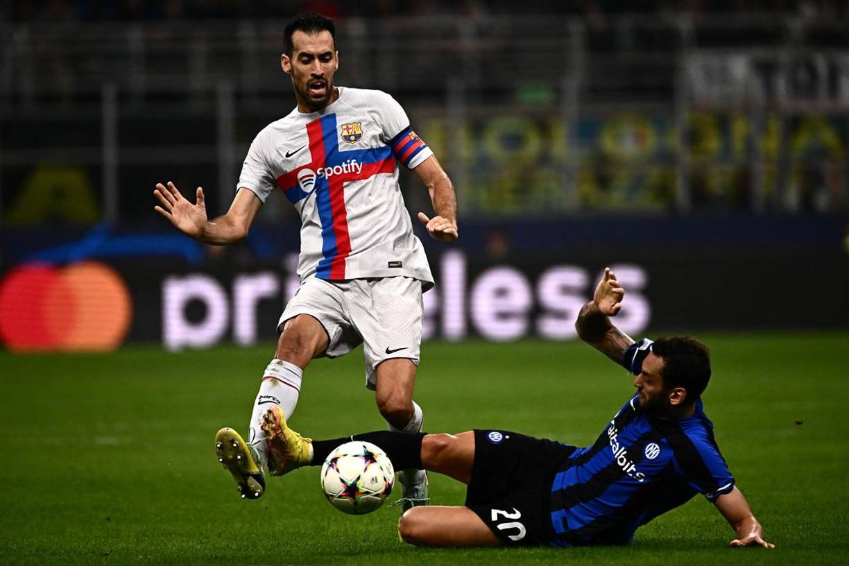 El Barcelona reclamó una tarjeta roja para Hakan Çalhanoglu por esta dura falta contra Sergio Busquets.