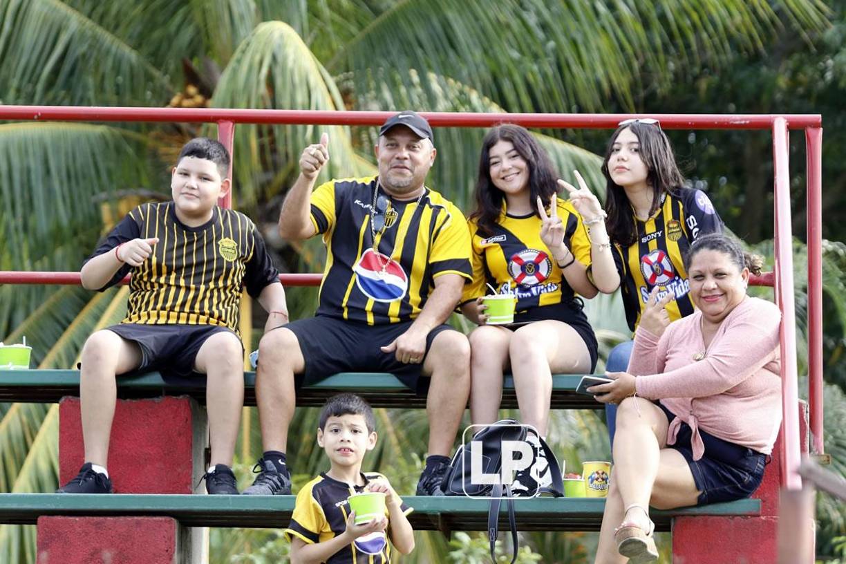 La afición del Real España asistió al estadio Rubén Deras de Choloma y vivió una fiesta con el triunfo de la Máquina sobre el Honduras Progreso (2-0).