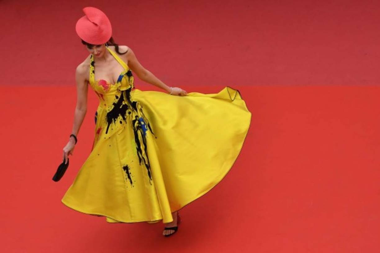 La actriz y modelo de rench Frederique Bel posa para el 10 de mayo de 2018 en la proyección de la película 'Sorry Angel (Plaire, Aimer et Courir Vite)' en la 71ª edición del Festival de Cannes en Cannes, en el sur de Francia.