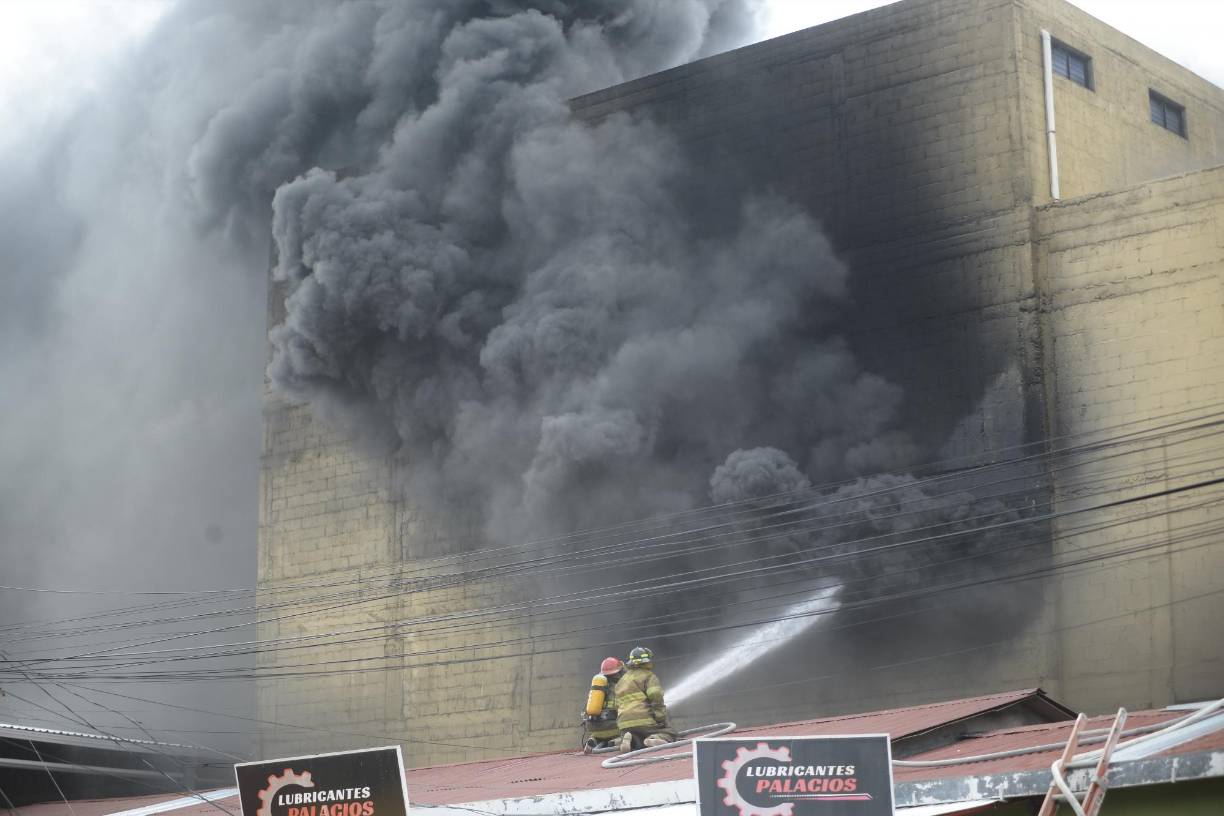 Un incendio ocurrido durante la tarde de este martes generó preocupación entre locatarios, pobladores y clientes en la zona comercial de San Pedro Sula. 