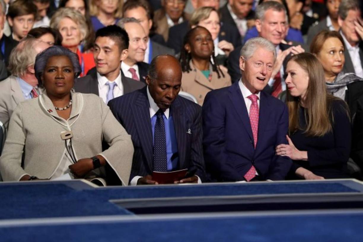 Bill y Chelsea Clinton no podían faltar para apoyar a su esposa y madre, respectivamente.