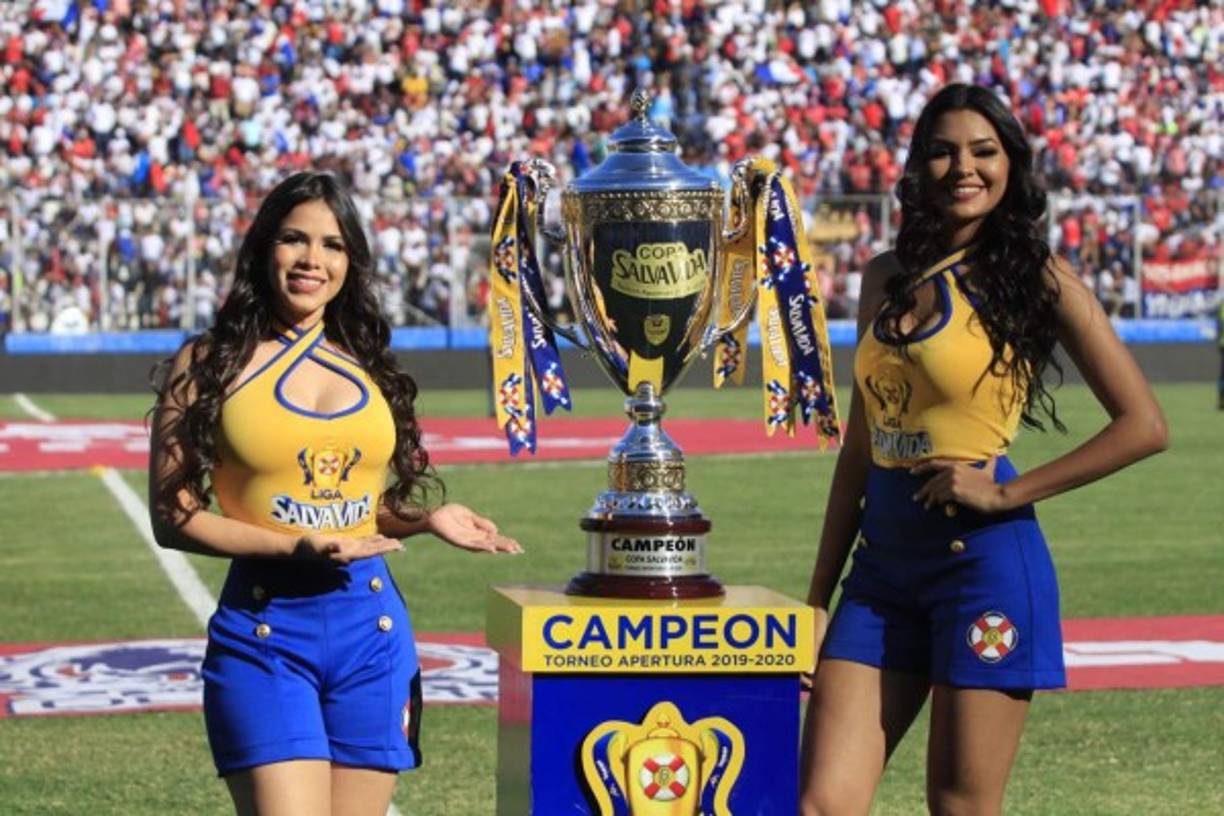 Las hermosas edecanes que resguardaron la Copa del campeón.