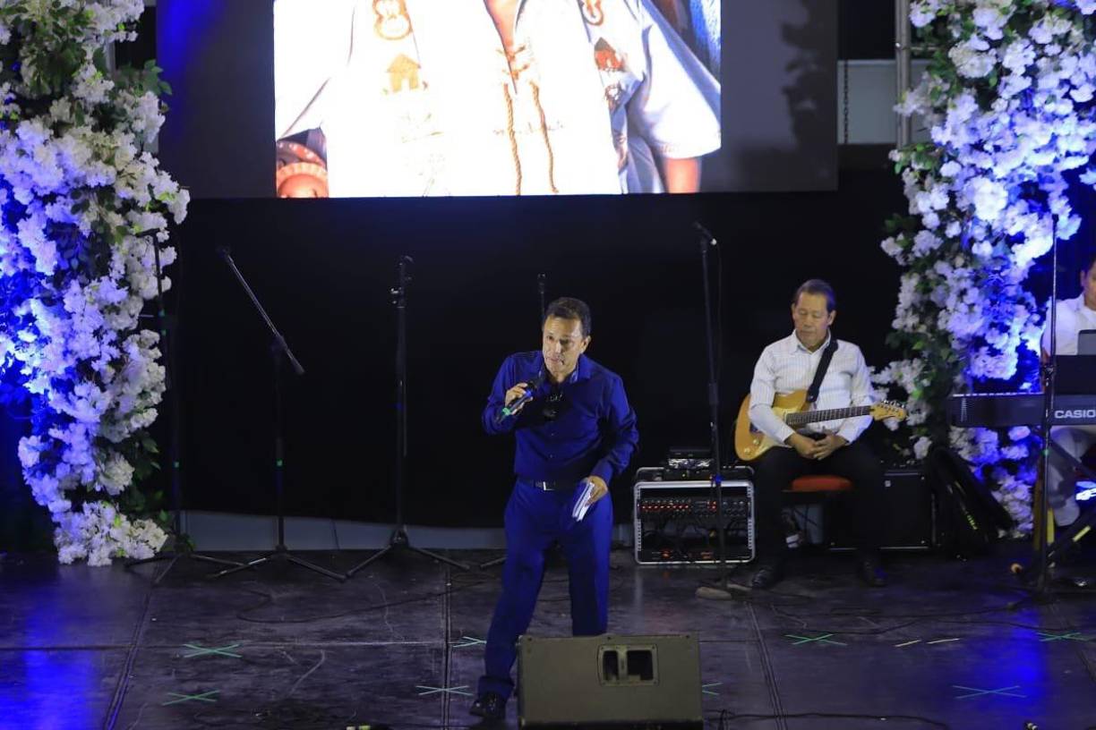 El humorista Víctor de la Rosa también compartió unas hermosas palabras para Moisés Canelo. 