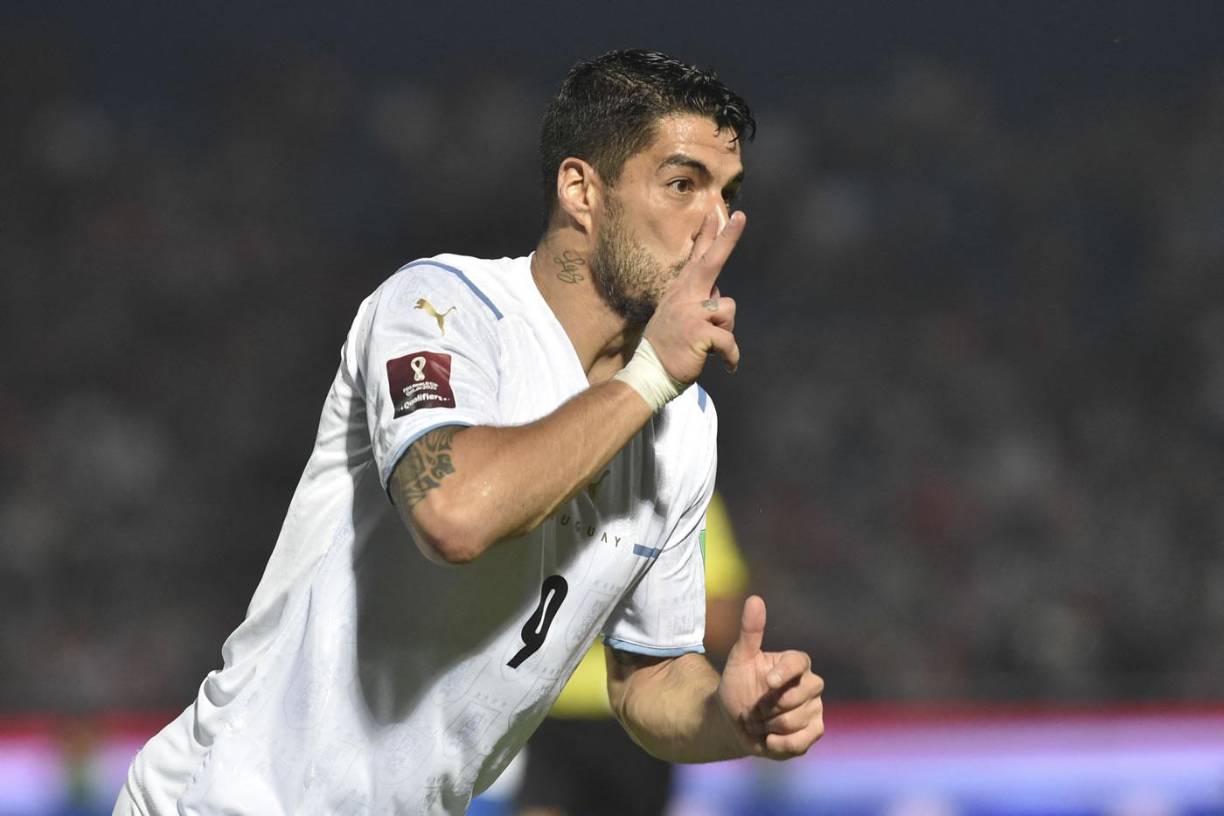 El futuro inmediato de Luis Suárez pasa por continuar en el Atlético de Madrid esta temporada. Pese a sus rumores de salida, el uruguayo quiere llegar en plenas condiciones al próximo Mundial de Qatar 2022 y considera que el conjunto rojiblanco es el sitio para estar mejor preparado. En junio decidirá su futuro.