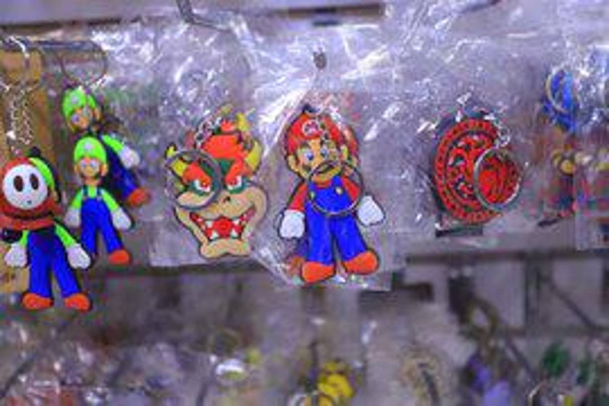 Cumplen sueño de emprender vendiendo figuras de Dragon Ball y Naruto