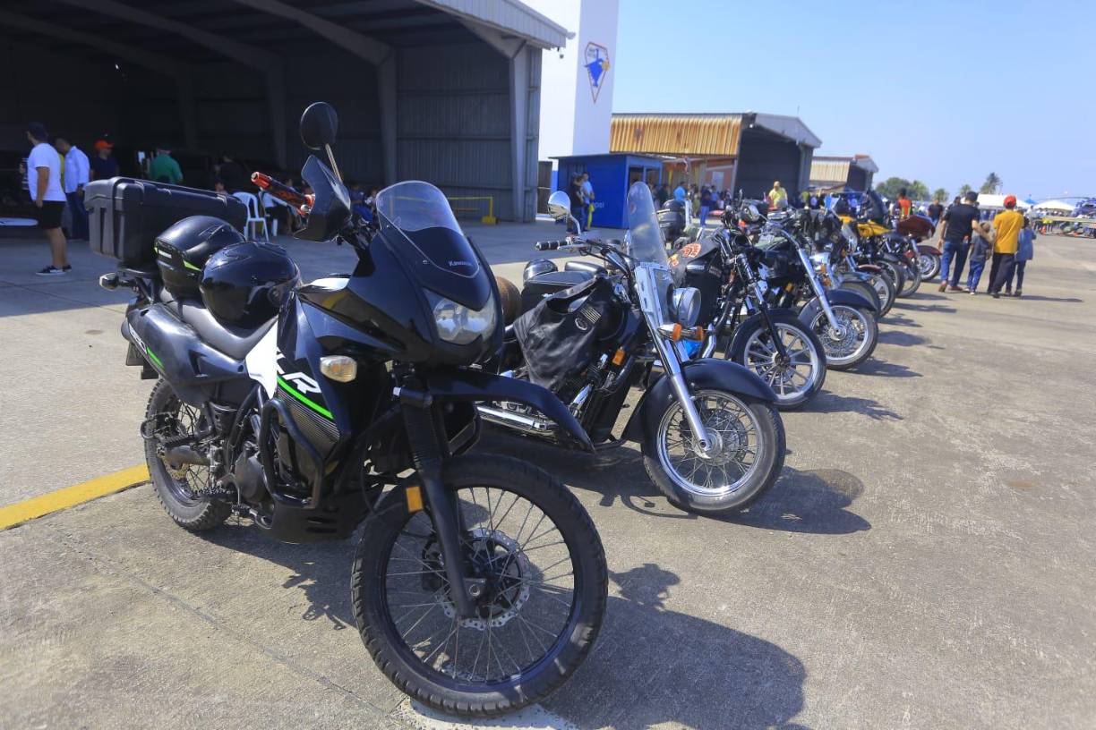 Exhibición de motos de diferentes marcas.