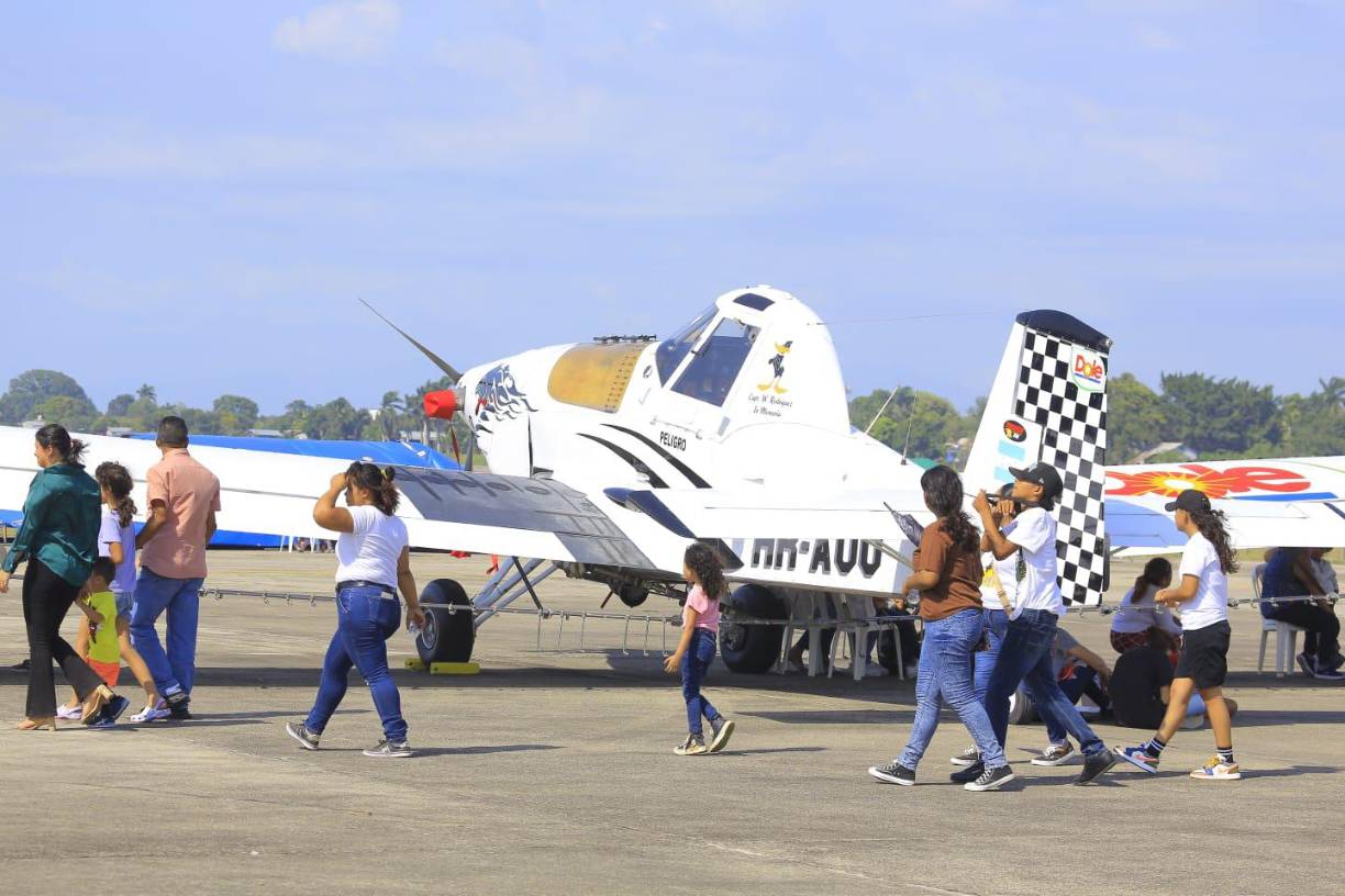 También el equipo de salto libre de las Fuerzas Armadas tuvo una presentación y se desarrolló un simulacro de liberaciónde rehenes por parte de las Fuerzas Especiales del Ejército.
