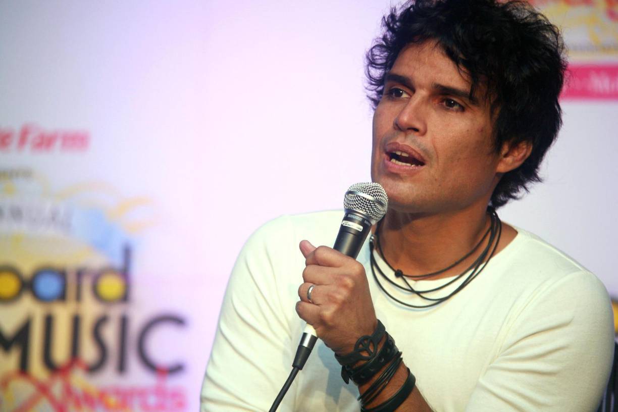 Fotografía de archivo fechada el 28 de abril de 2010 que muestra al cantante peruano Pedro Suárez-Vertiz mientras habla durante la conferencia anual de los Premios Billboard de la Música Latina, previo a la entrega de los galardones en San Juan (Puerto Rico). El cantautor Pedro Suárez-Vertiz, una las principales figuras del rock peruano, murió este jueves a los 54 años de edad por problemas cardíacos, informaron varios medios locales y confirmaron las autoridades municipales. EFE/