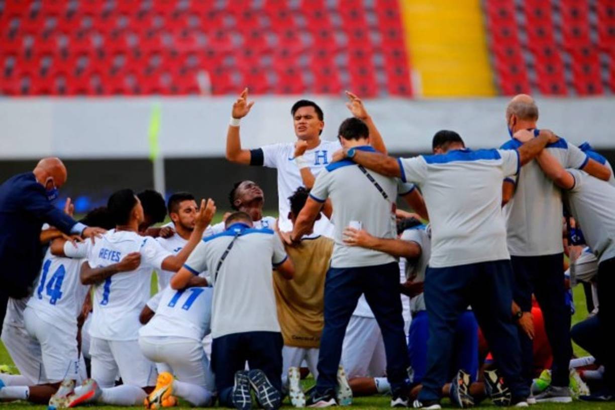 La plantilla de Honduras en el momento que le daban las gracias al Divino Creador luego de obtener el boleto a Tokio. Foto EFE.