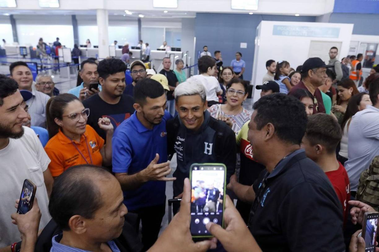 El futbolista de la Selección de Honduras atendió con mucha amabilidad a los hinchas catrachos.