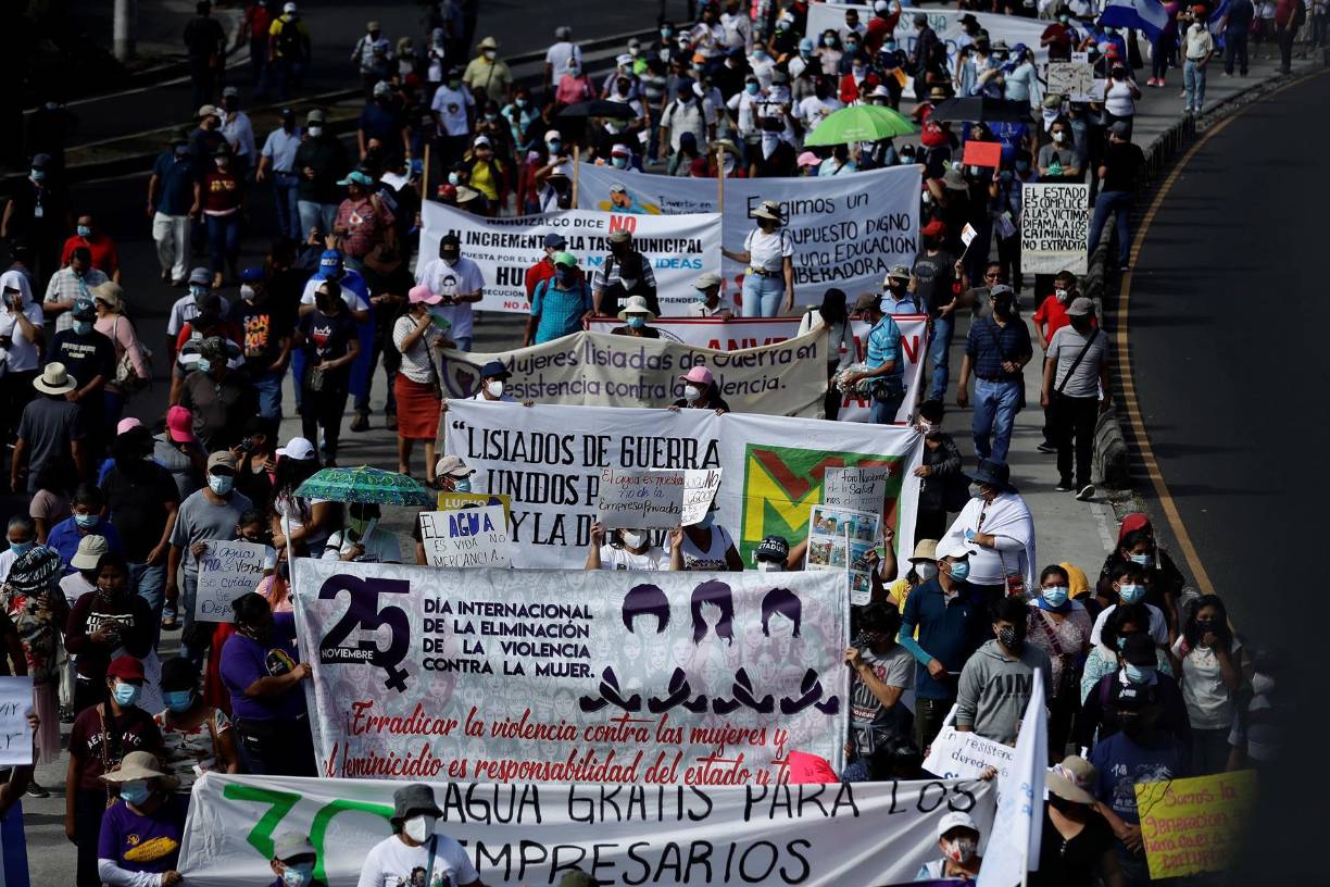La concurrida manifestación alimenta el desencanto y las críticas de muchos salvadoreños que aducen que Bukele ha propiciado violaciones a derechos humanos y a la Constitución, lo que ha fragmentado la relación con Estados Unidos y varios sectores del país. 