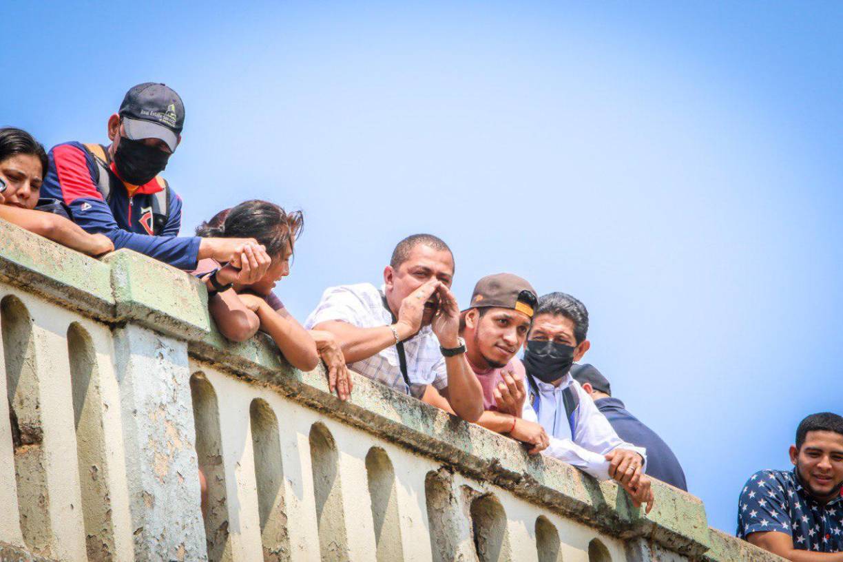 Fiscales protestan frente a cadáver en río de Tegucigalpa