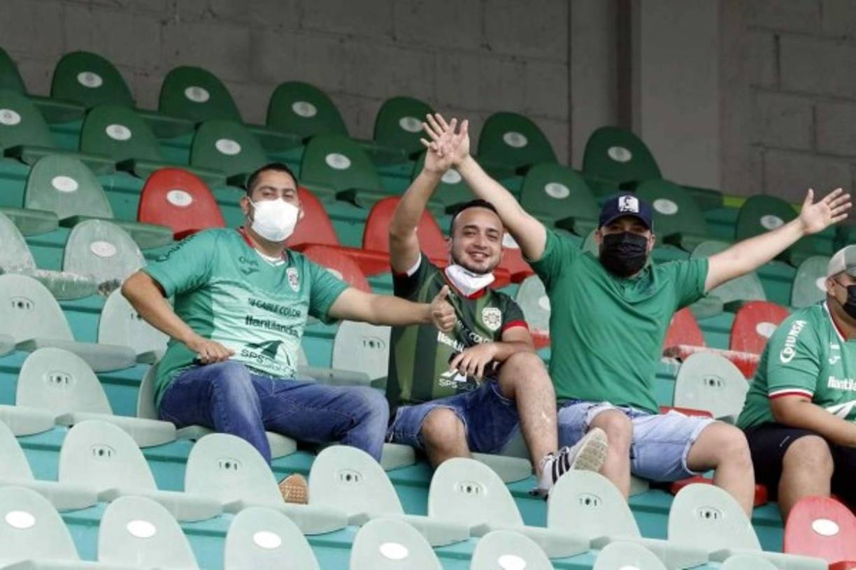Aficionados del Marathón apoyando a su equipo en el partido contra los Lobos de la UPN en el estadio Yankel Rosenthal.