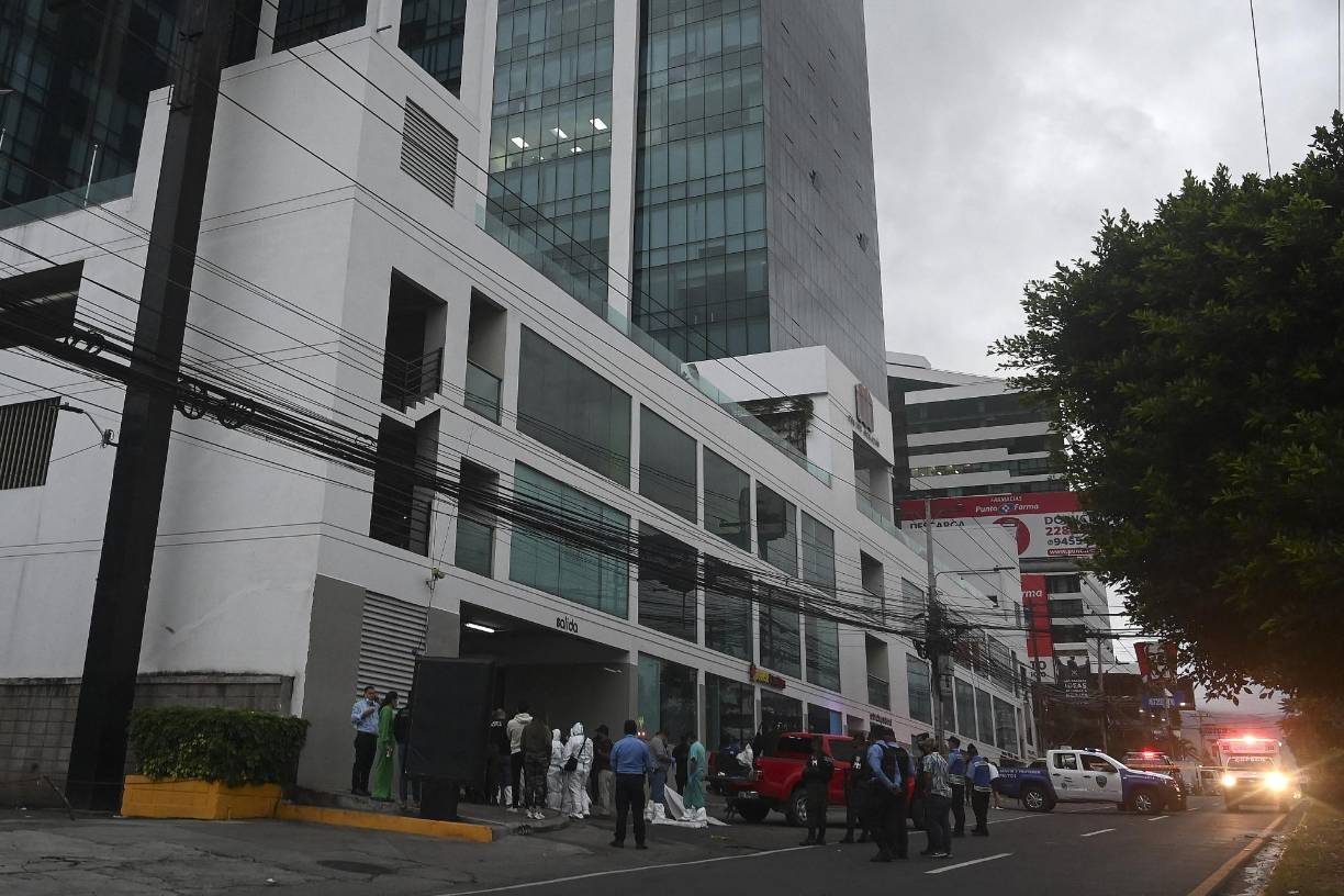 Las autoridades también confirmaron que hay seis detenidos, sospechosos de haber cometido la masacre. 