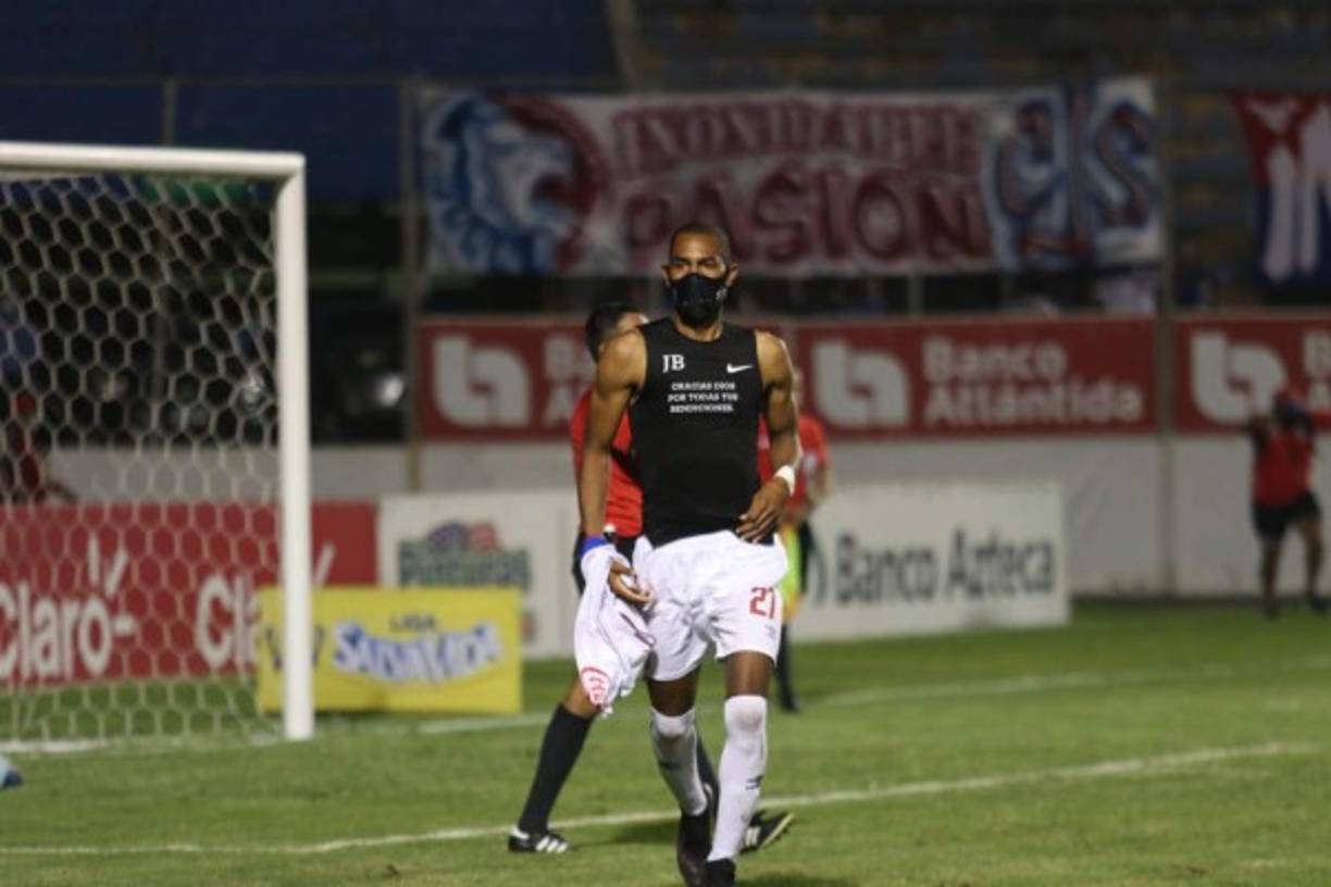 Jerry Bengtson: El goleador reveló en HRN que se quedó sin contrato con Olimpia y además confesó que tiene ofertas del extranjero.