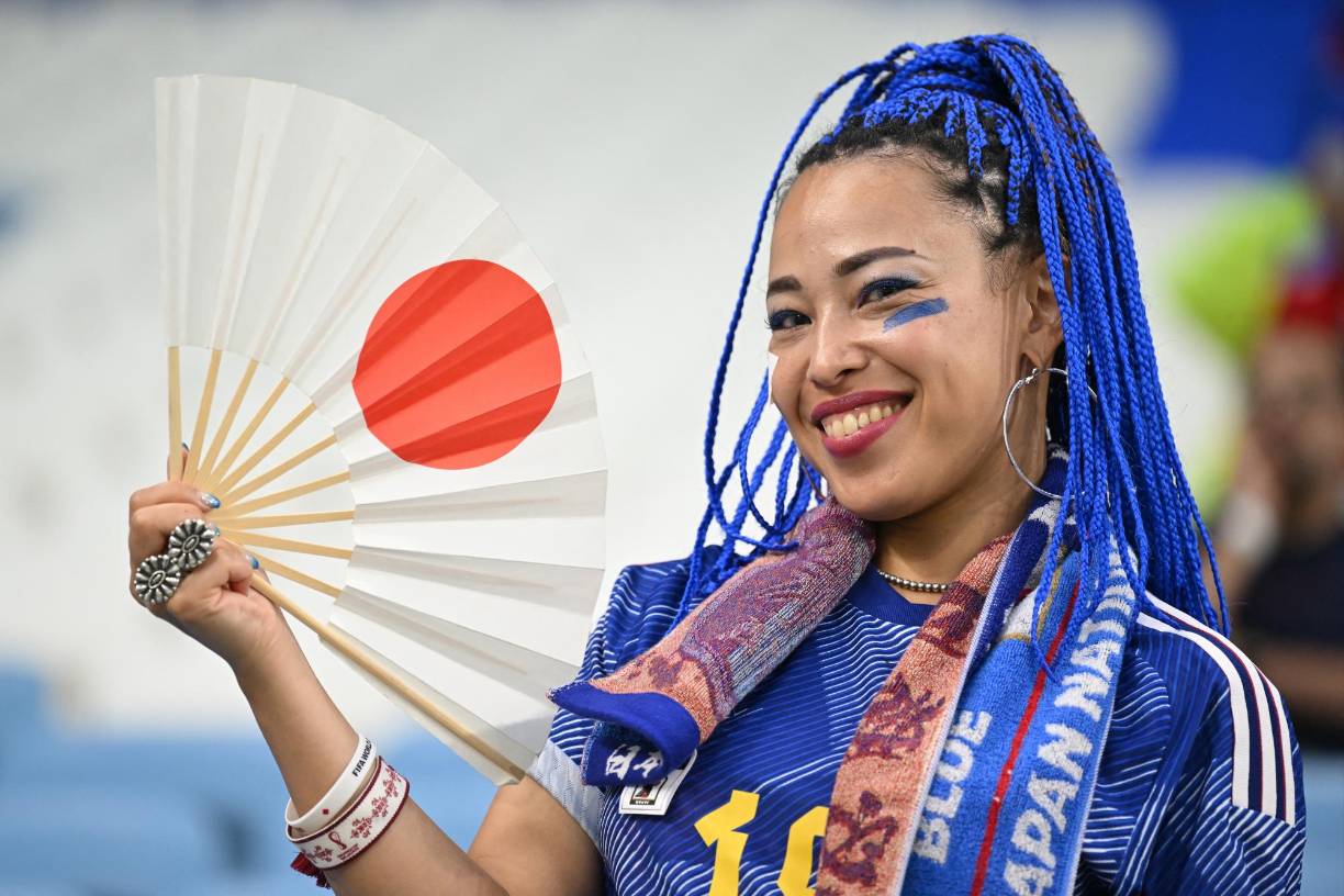 Una exhibición total de hermosas aficionadas de ambos equipos.