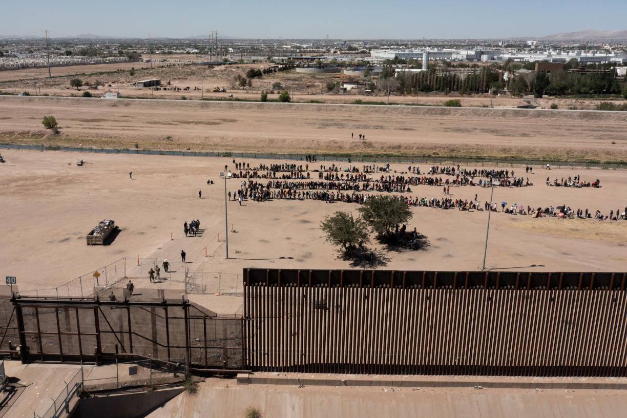 “Será caótico por un tiempo”, afirmó el martes por la noche el dirigente, que incentiva desde hace meses a los <b>migrantes</b> a acogerse a programas que intentan evitar una aglomeración en su frontera sur.