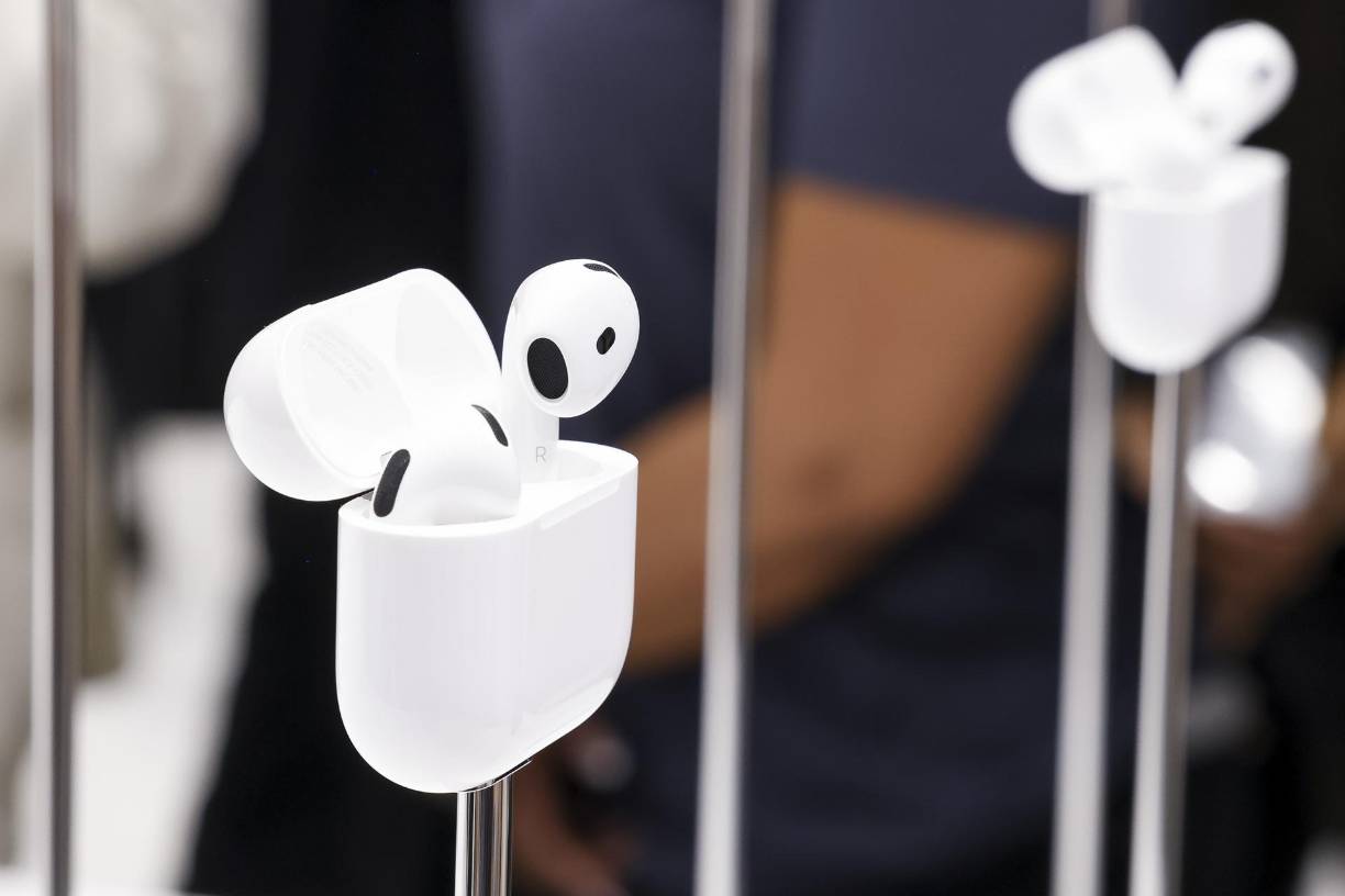 La compañía también anunció que a finales de este año pondrá a disposición los AirPods Pro 2 como audífonos.