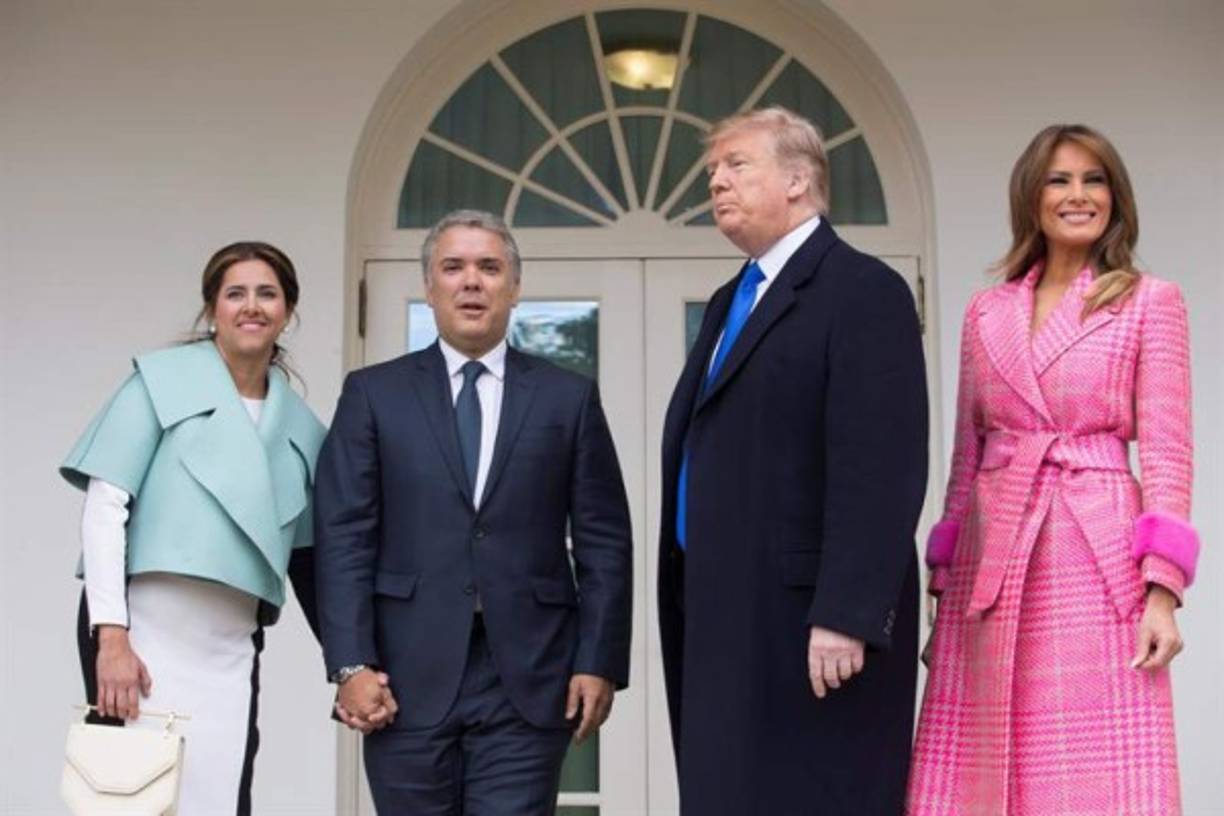 Al finalizar el encuentro, las parejas presidenciales posaron para los medios frente a la oficina oval.