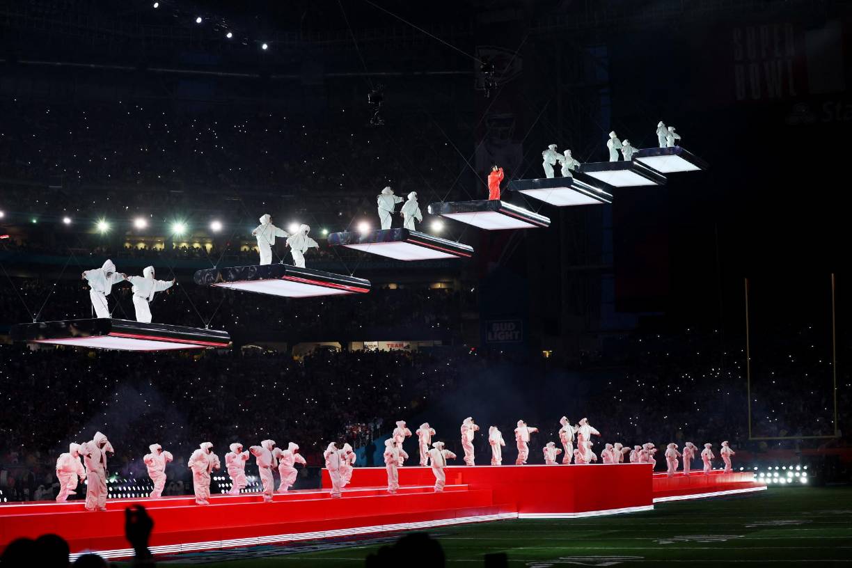 Vista panorámica de los bailarines que acompañaron a Rihanna durante su presentación en el Apple Music Super Bowl LVII del show de medio tiempo en el State Farm Stadium. En el pasado, estrellas invitadas como Lady Gaga y Katy Perry flotaron sujetas a un arnés sobre sus respectivos escenarios en el Super Bowl, más Rihanna lo hizo en siete escenarios flotantes para ella y su cuerpo de bailarines, hecho nunca antes visto.