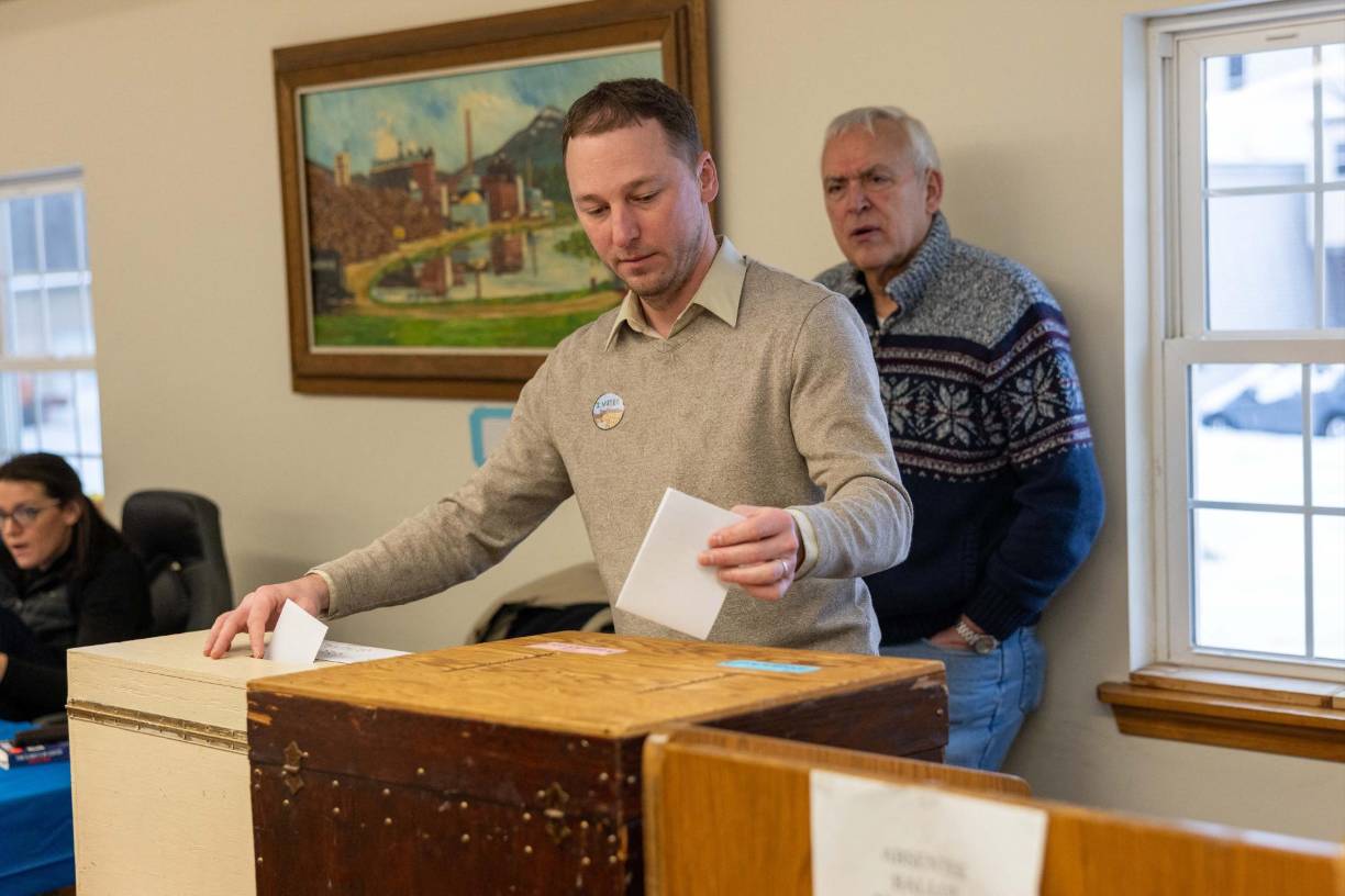 La ley electoral en New Hampshire establece que los colegios deben abrir antes de las 11:00 hora local (16:00 GMT), aunque la gran mayoría opera desde bastante más temprano (entre las 06:00 y las 08:00).